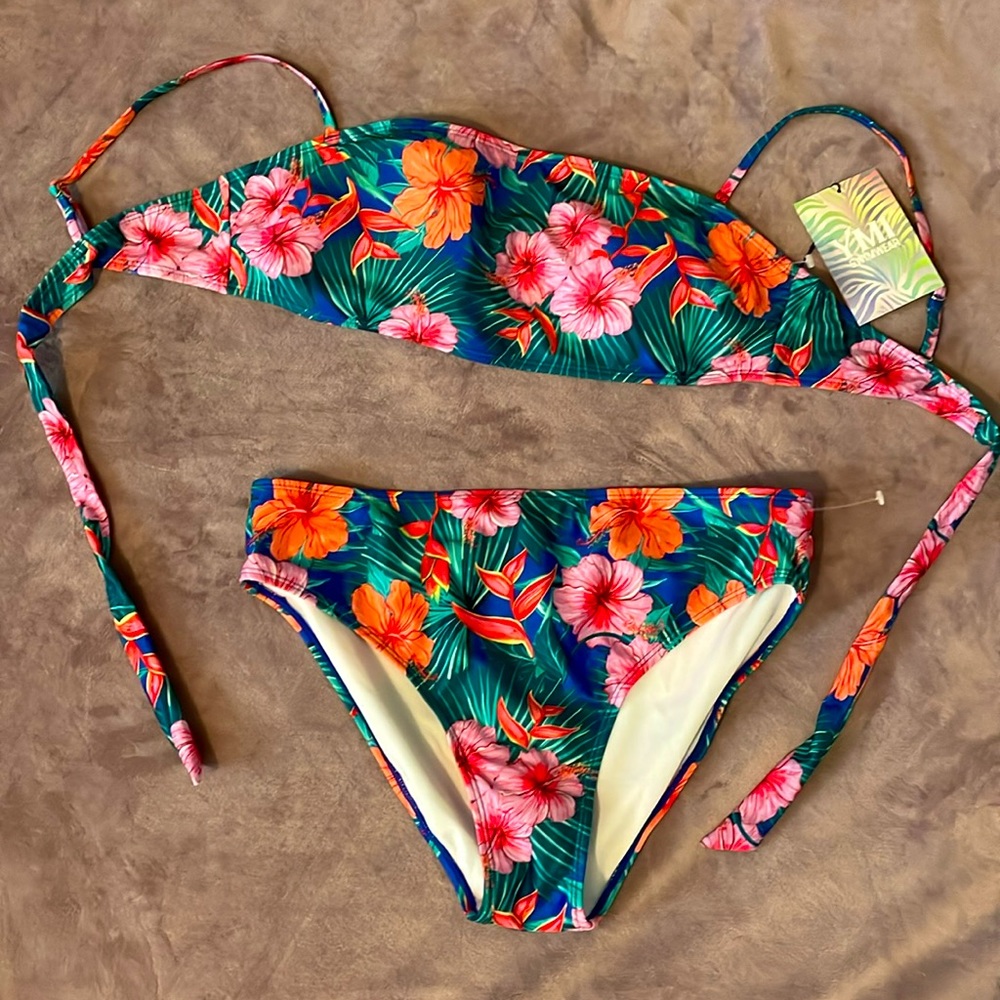 NEW 🌸 Women’s 2 piece Bandeau Bikini, Size Large, Beautiful Hibiscus Print.